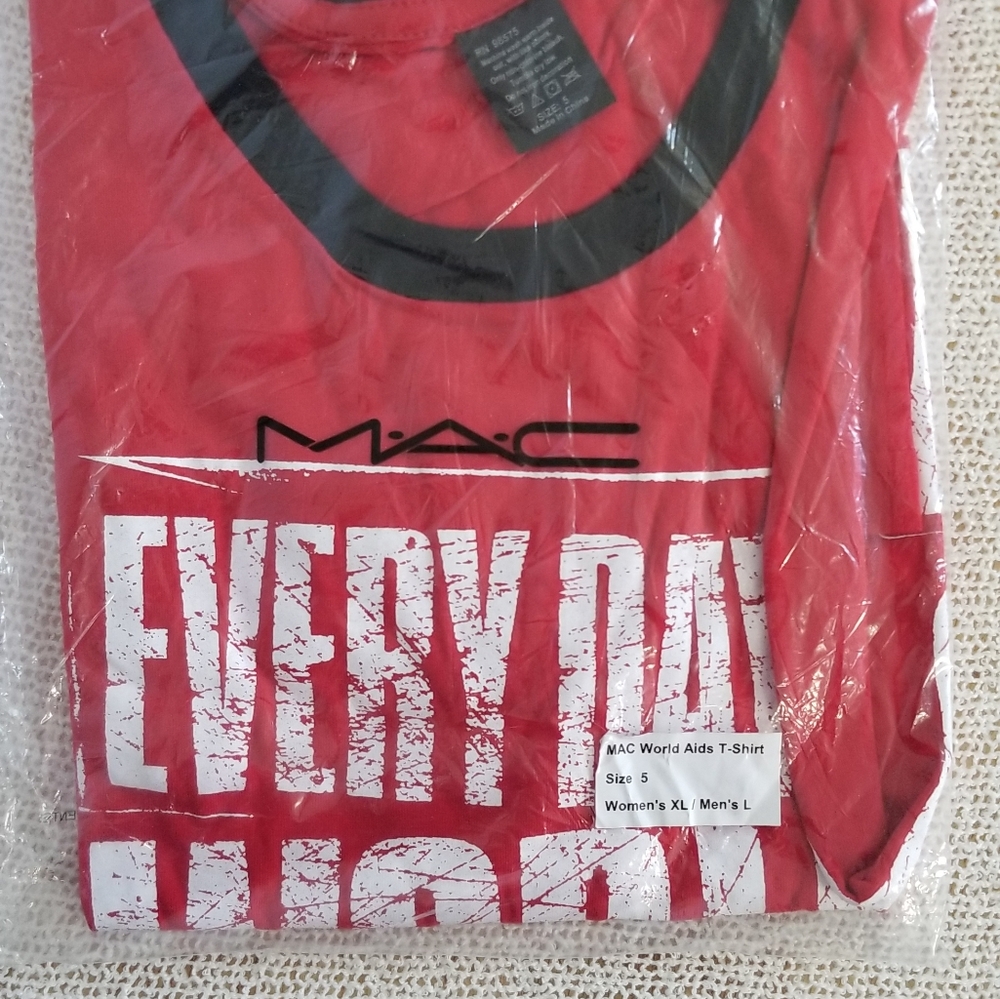 🖤 Rare MAC Artist shirt